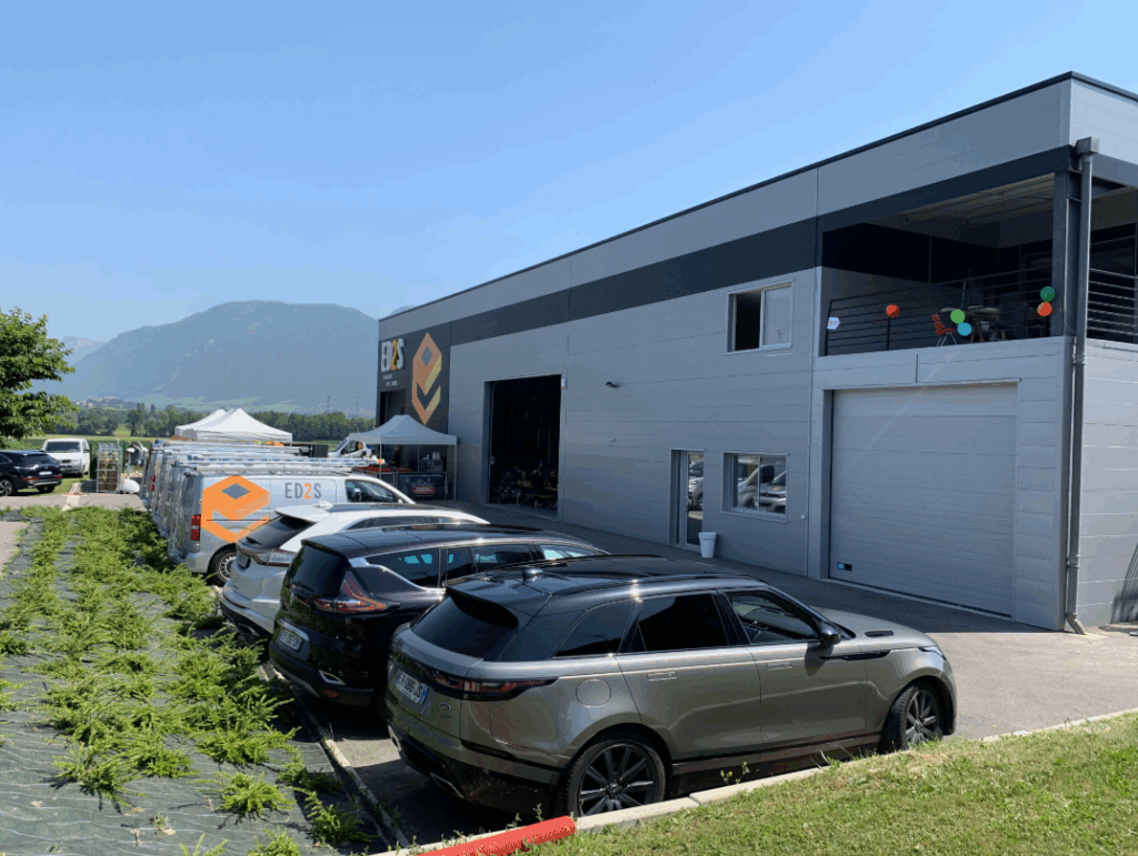 Bâtiment moderne ED2S avec voitures garées devant. page d'accueil