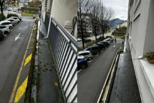 Deux photos comparatives d’un rebord de balcon. À gauche, la surface est couvert de mousse. À droite, après entretien, la toiture est nettoyer et entretenu.